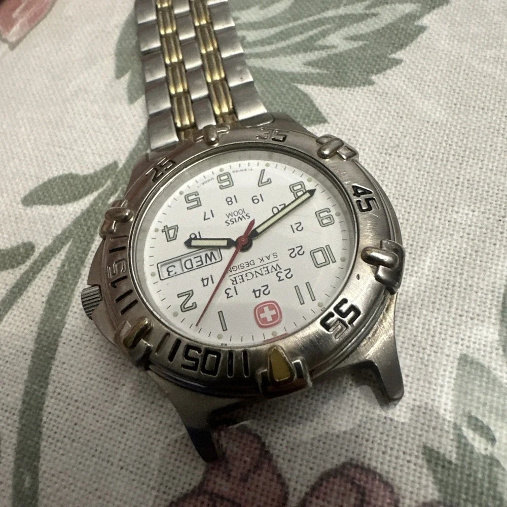 Working Vintage Wenger Swiss SAK Mens Watch Two Tone‎ 41mm - Missing Strap Pin